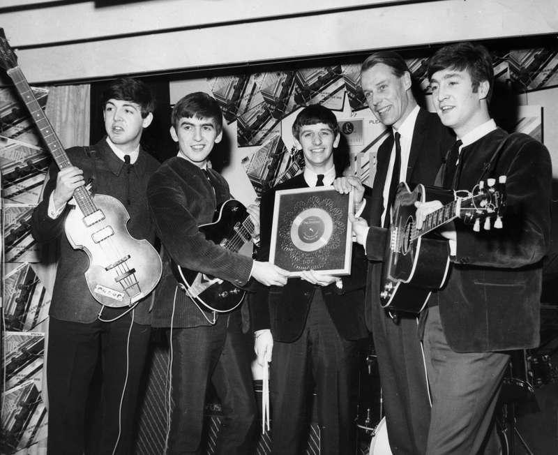 Paul McCartney, George Harrison, Ringo Starr, George Martin och John Lennon poserar tillsammans i april 1963. Tillsammans med The Beatles skapade George Martin musikhistoria. Han producerade samtliga av bandets skivor och har kallats för den femte medlemmen i The Beatles.