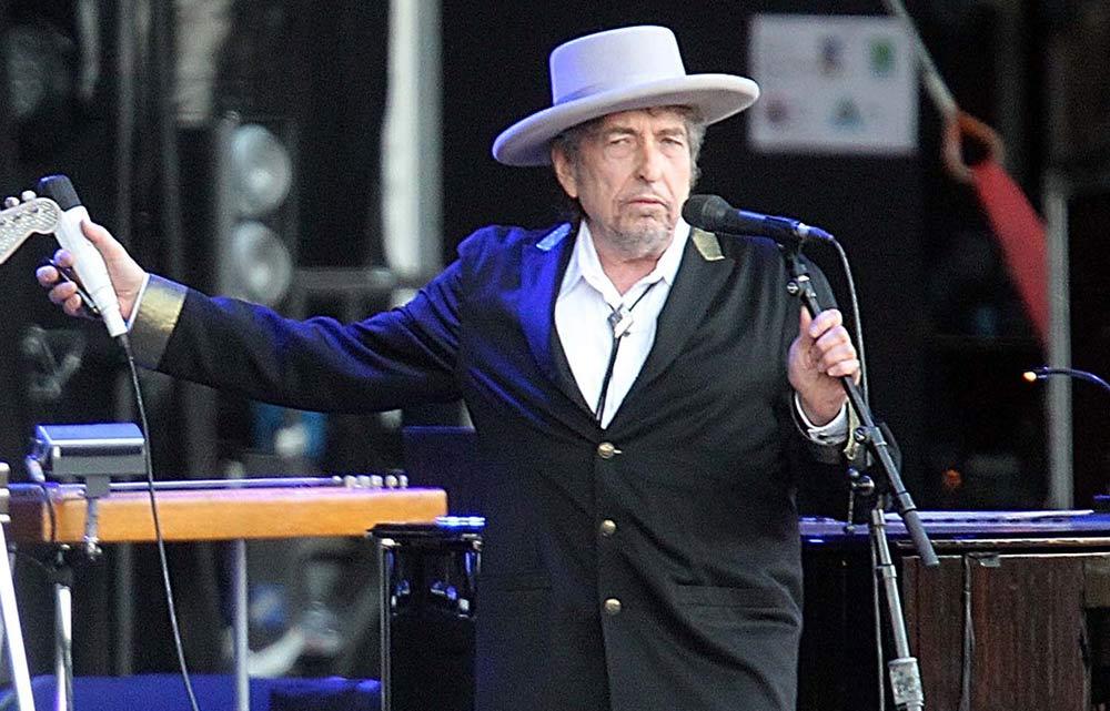 Bob Dylan har nyligen passerat 70-årsstrecket, men det hindrar honom inte från att leverera relevant musik.