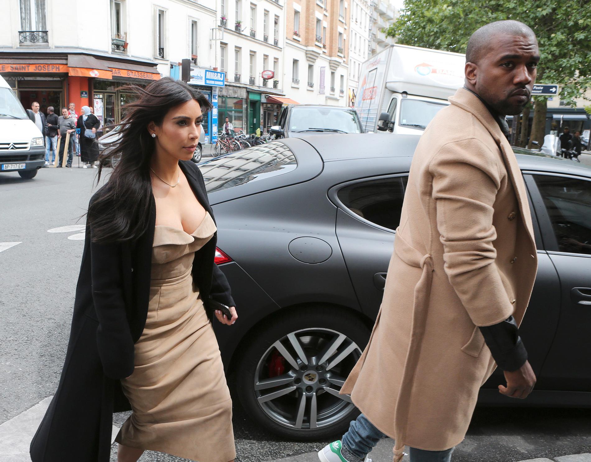 Paret på shoppingrunda i Paris. Kanske är de på jakt efter en liknande tubtop till Kanye?