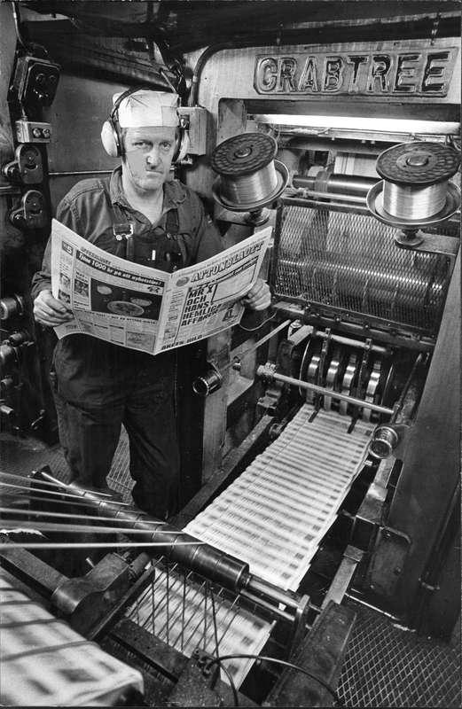 Ett vapen mot kotteriet  Tryckare Roland Bergstrand läser en tidning så färsk att trycksvärtan inte hunnit torka i Aftonbladets tryckeri 1976.