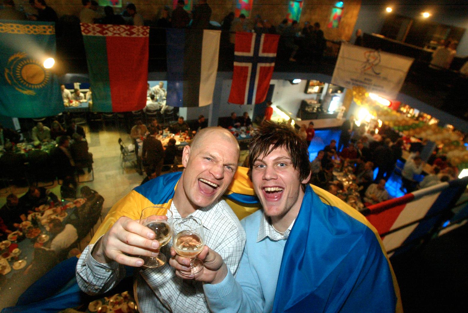 Fosshaug och Patrik Nilsson efter VM-guldet 2003.