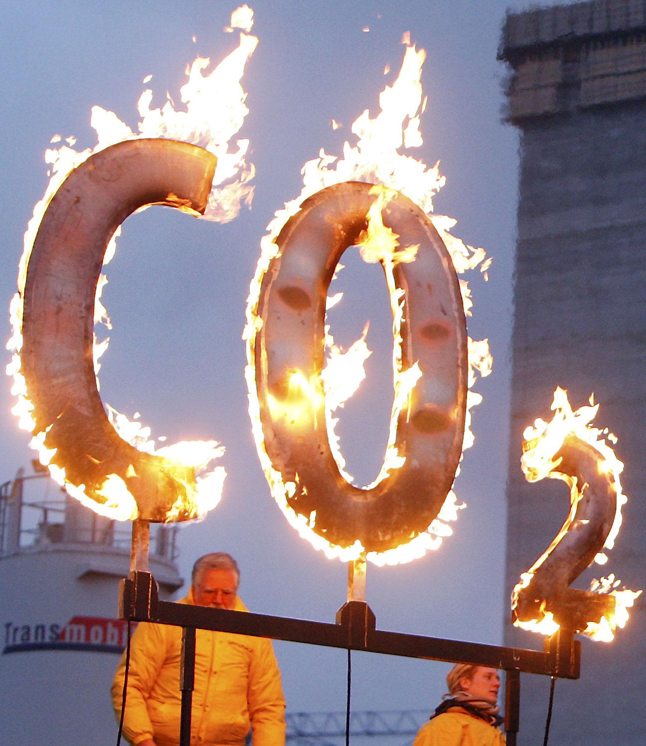 KLIMATFIENTLIGT Aktivister från Greenpeace avslutade en fyra veckors klimatskyddsturné i tyska Moorburg med att protestera mot Vattenfalls kolkraftverksbygge. Kolkraft hettar upp klimatet menar Greenpeace och demonstrerar med en brinnande CO2-skylt.