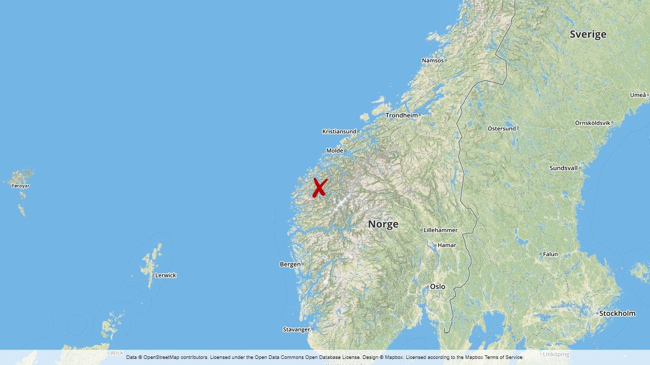 En 62-årig kvinna omkom i en svår trafikolycka i Møre och Romsdal i västra Norge. Sex andra personer skadades – varav en är i kritiskt tillstånd, tre är allvarligt skadade medan två har fått lättare skador.