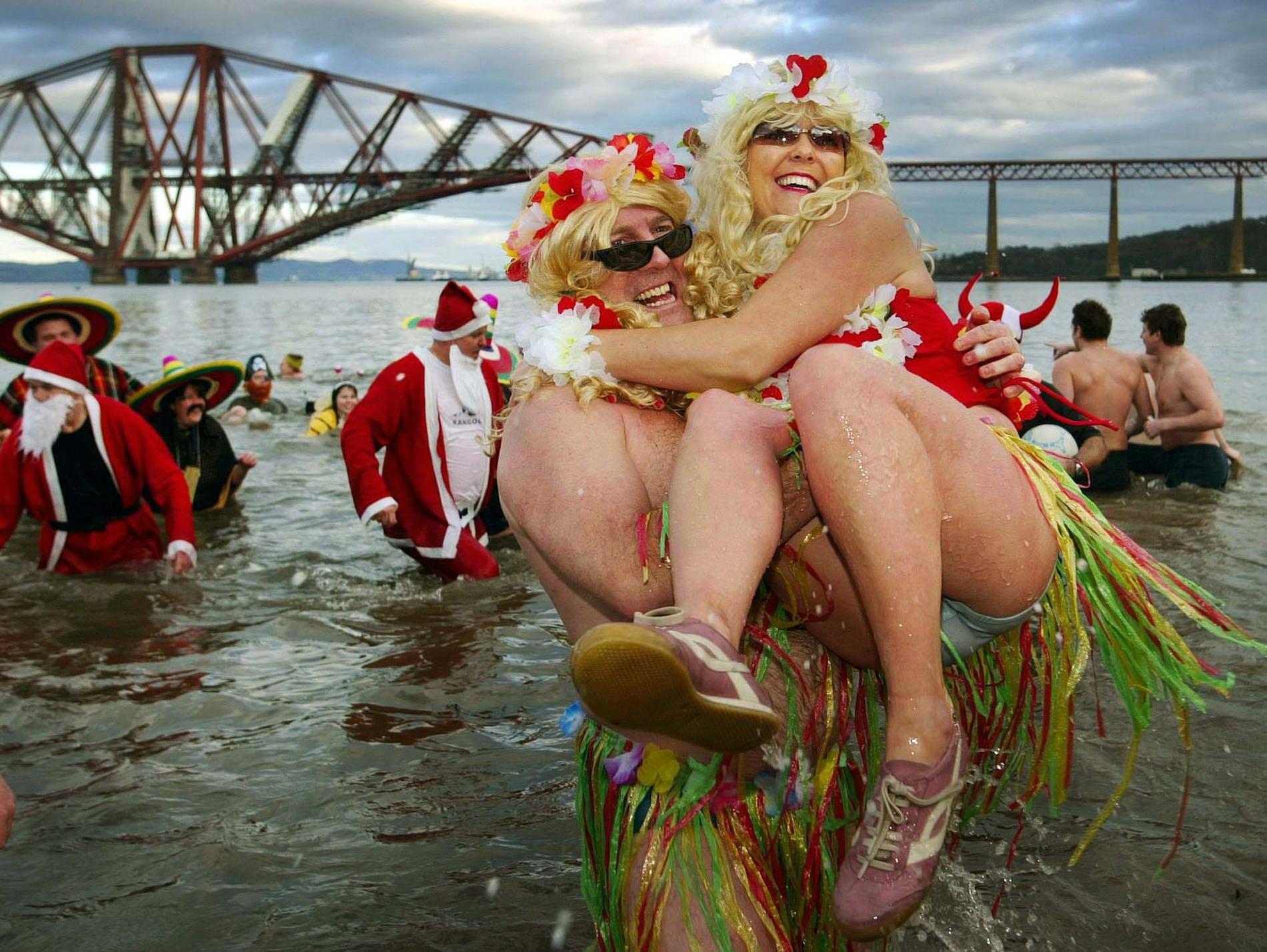I Edinburgh är det tradition att bada i det iskalla vattnet under Forth Rail Bridge på nyårsafton.