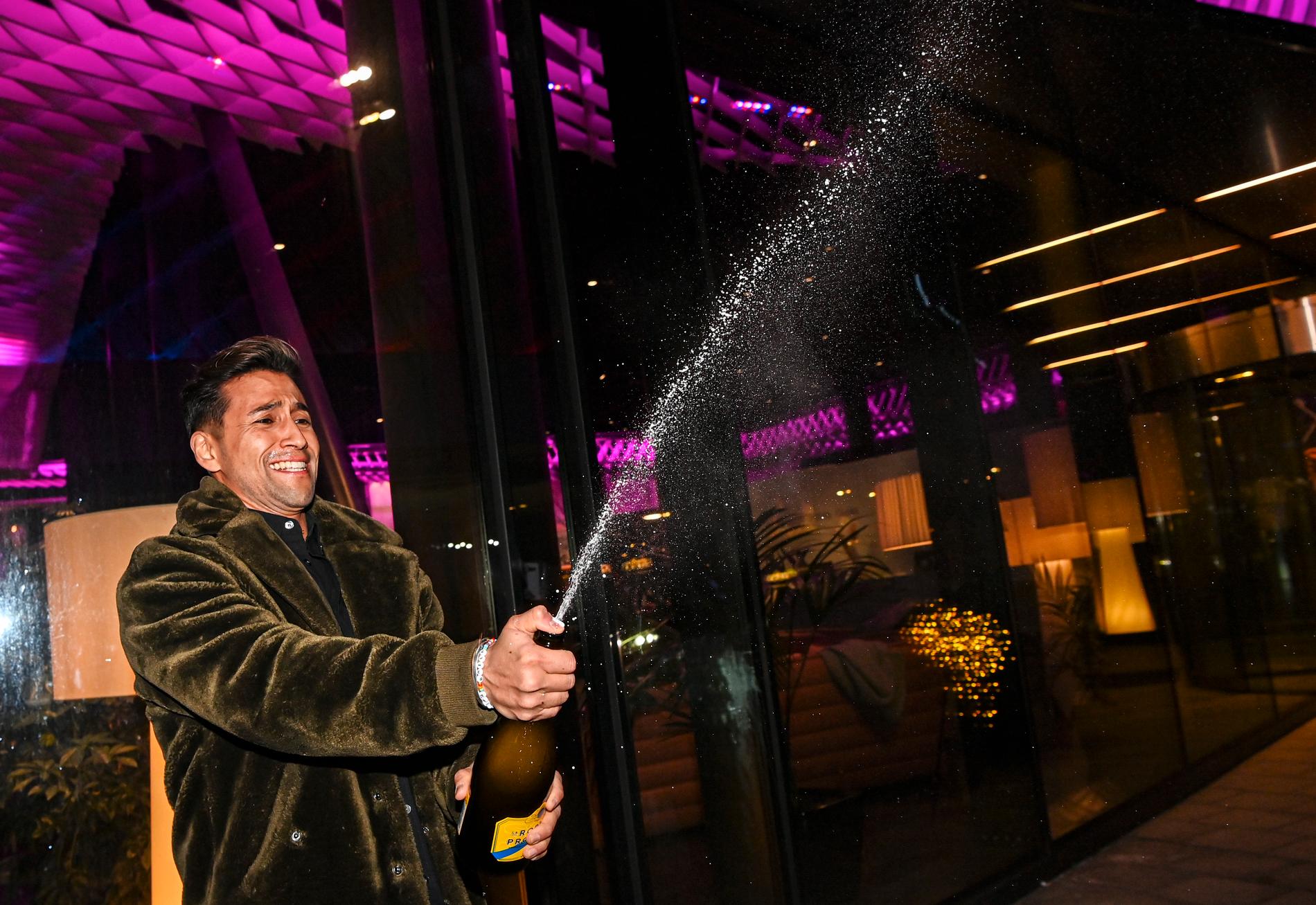 Alvaro Estrella sprutade med champagnen och kunde både fira och hålla åskådare på coronasäkert avstånd på samma gång