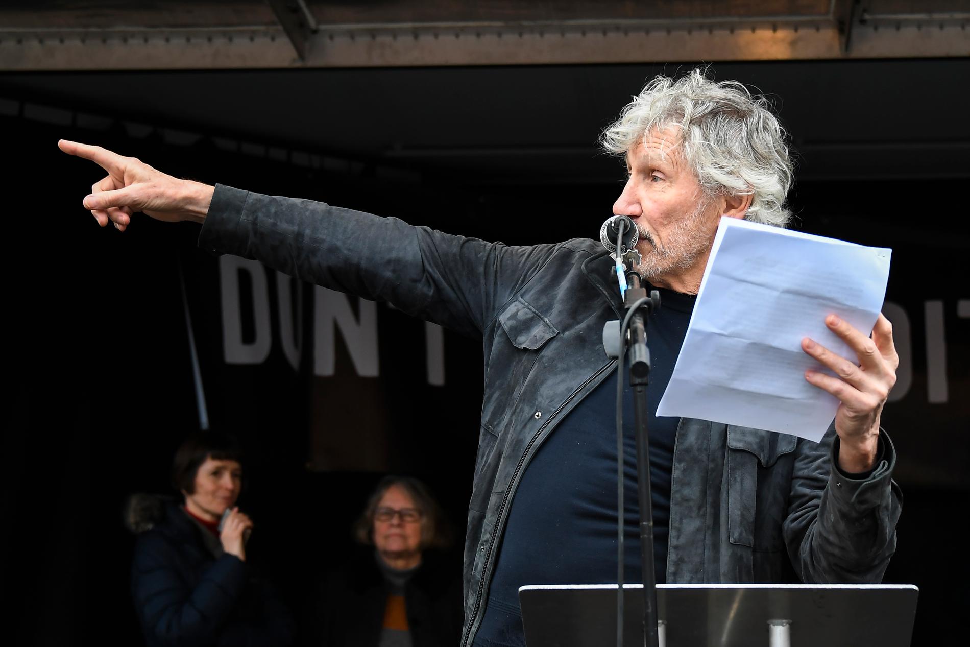 Roger Waters från Pink Floyd talade inför den samlade folkmassan.