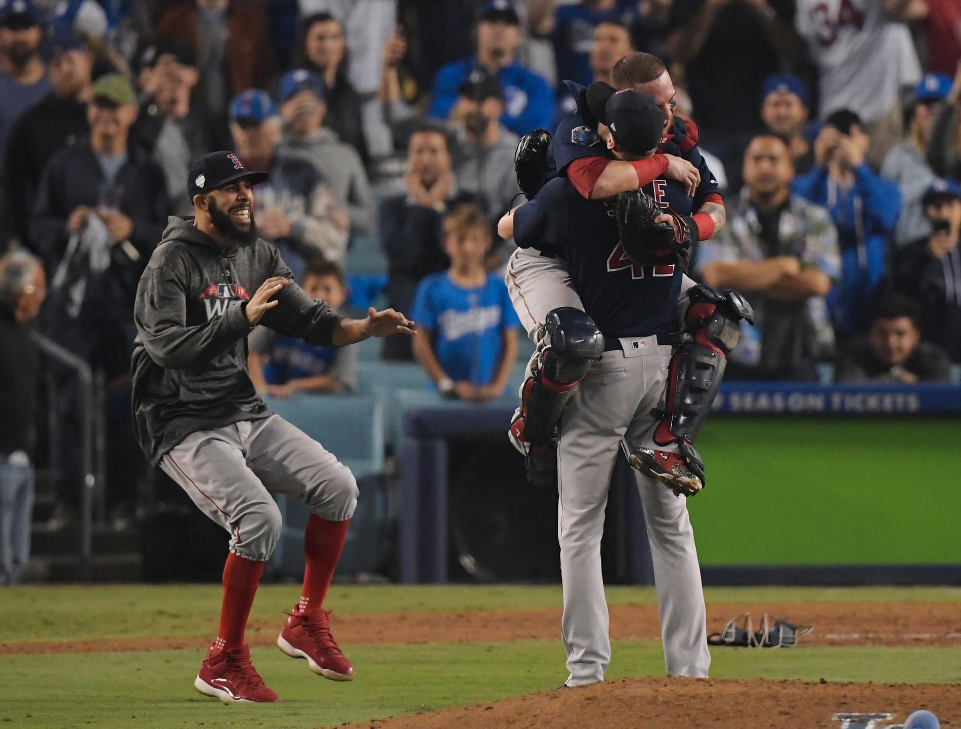 Boston Red Sox-spelare firar segern på arenan i Los Angeles.