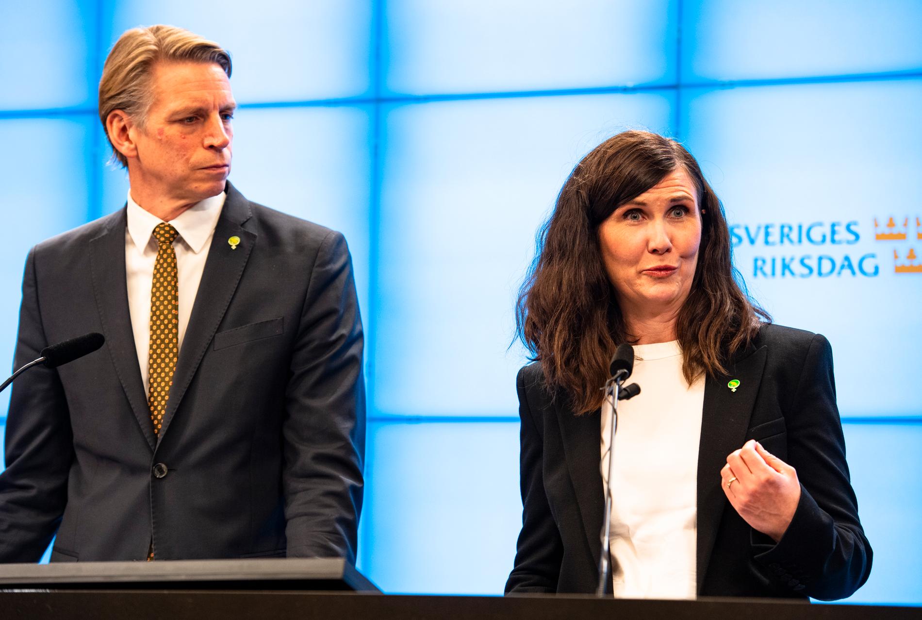 Per Bolund och Märta Stenevi meddelar att de lämnar regeringen. 