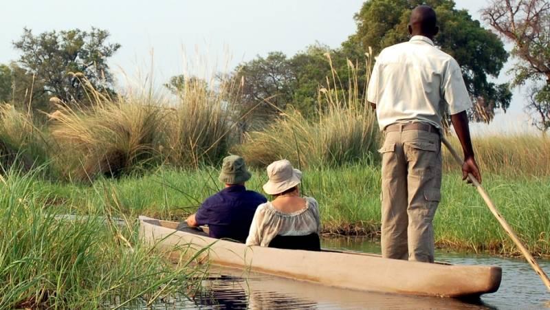 Att glida fram i en traditionell mokoro-kanot på Okawangodeltats vatten är en säregen upplevelse.