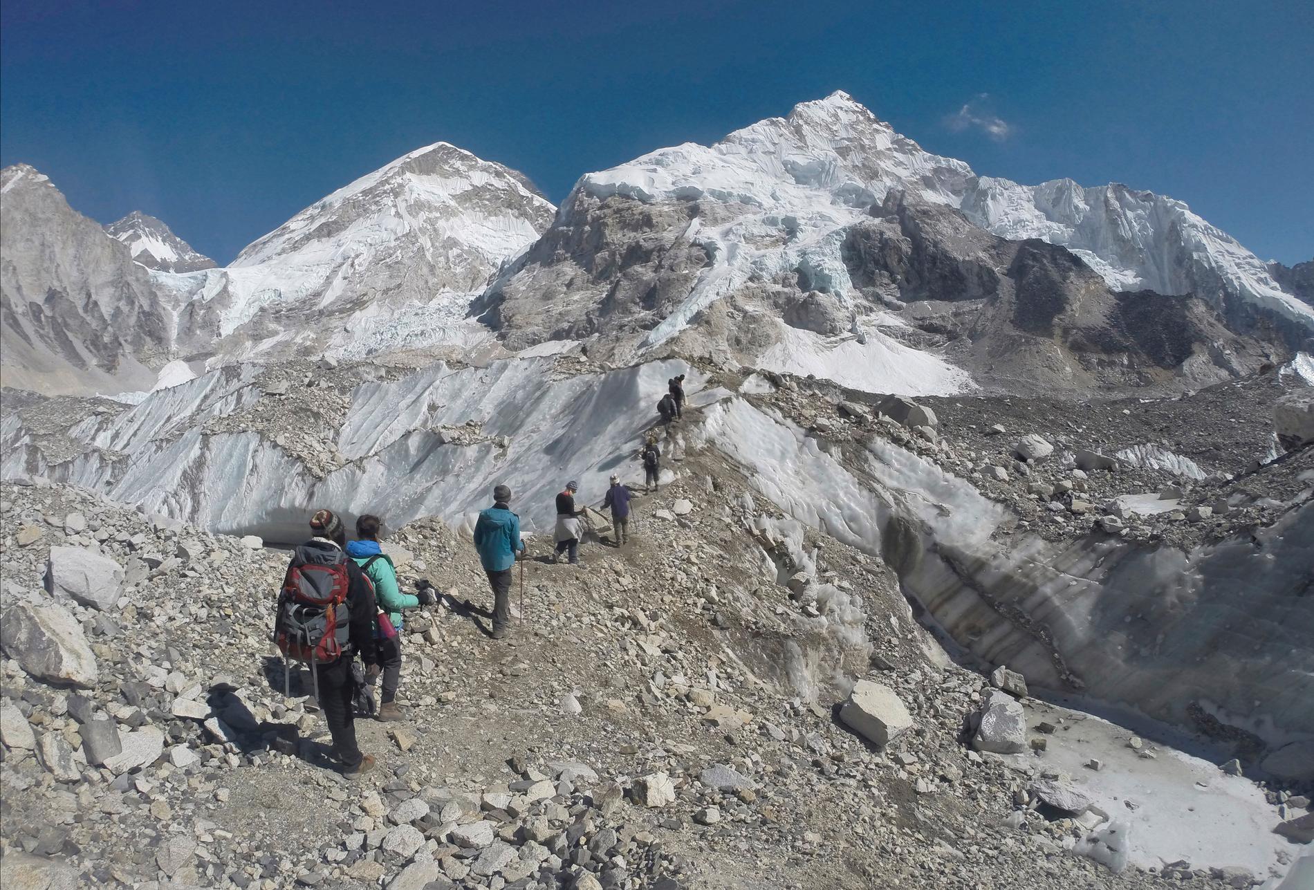 En internationell grupp passerar en glaciär på basnivån på Mount Everest. Arkivbild.