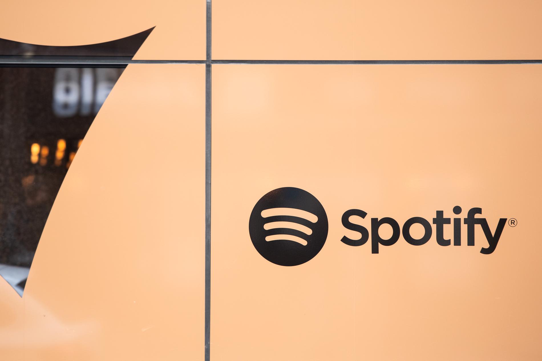 Spotify har plockat bort 70 avsnitt av Joe Rogans podcast efter kritik om rasism.