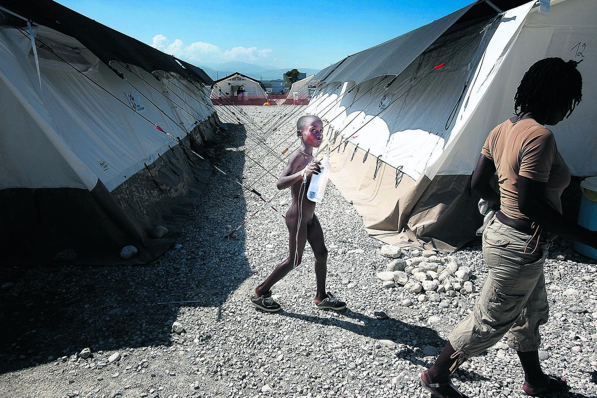 elva månader i tält Koleran sprider sig snabbt i Haiti. Att stoppa smittspridningen är svårt i tältlägren där 20 000 hemlösa bor tätt inpå varandra med avloppsvatten i rännstenen. Följer smittan det vanliga mönstret kommer toppen om två veckor.