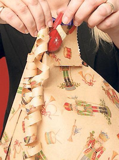 5. Tejpa fast dina krulliga papperssnören och fäst etiketten med en fin klädnypa. Klart!