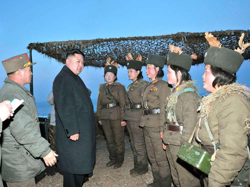 Kim hälsar på soldater.