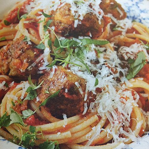 Grönsaksstinna köttbullar tillsammans med spagetti och tomatsås.