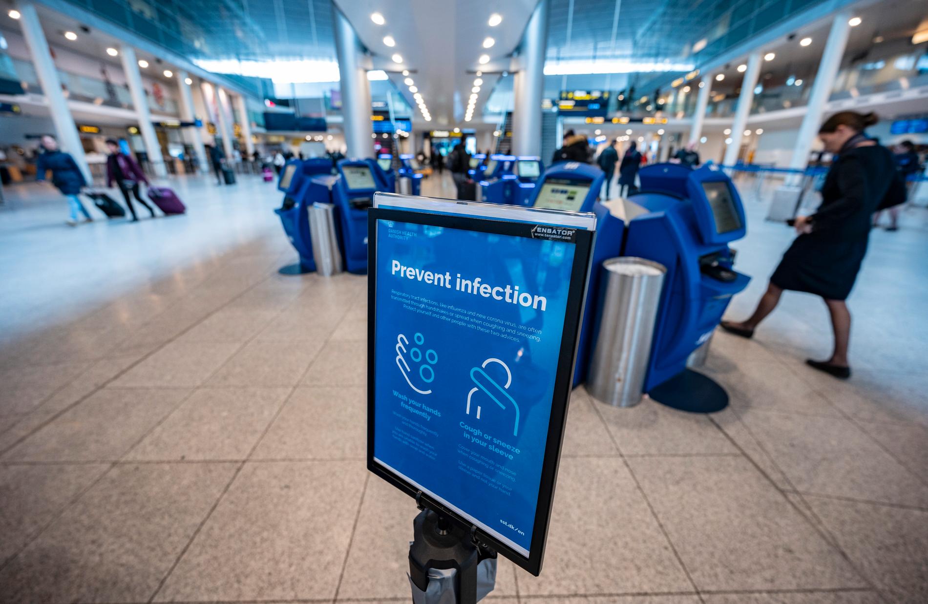 Information om hur man undviker att sprida smitta (som corona) anslaget vid incheckningsautomaterna på Terminal 3 på Kastrup.