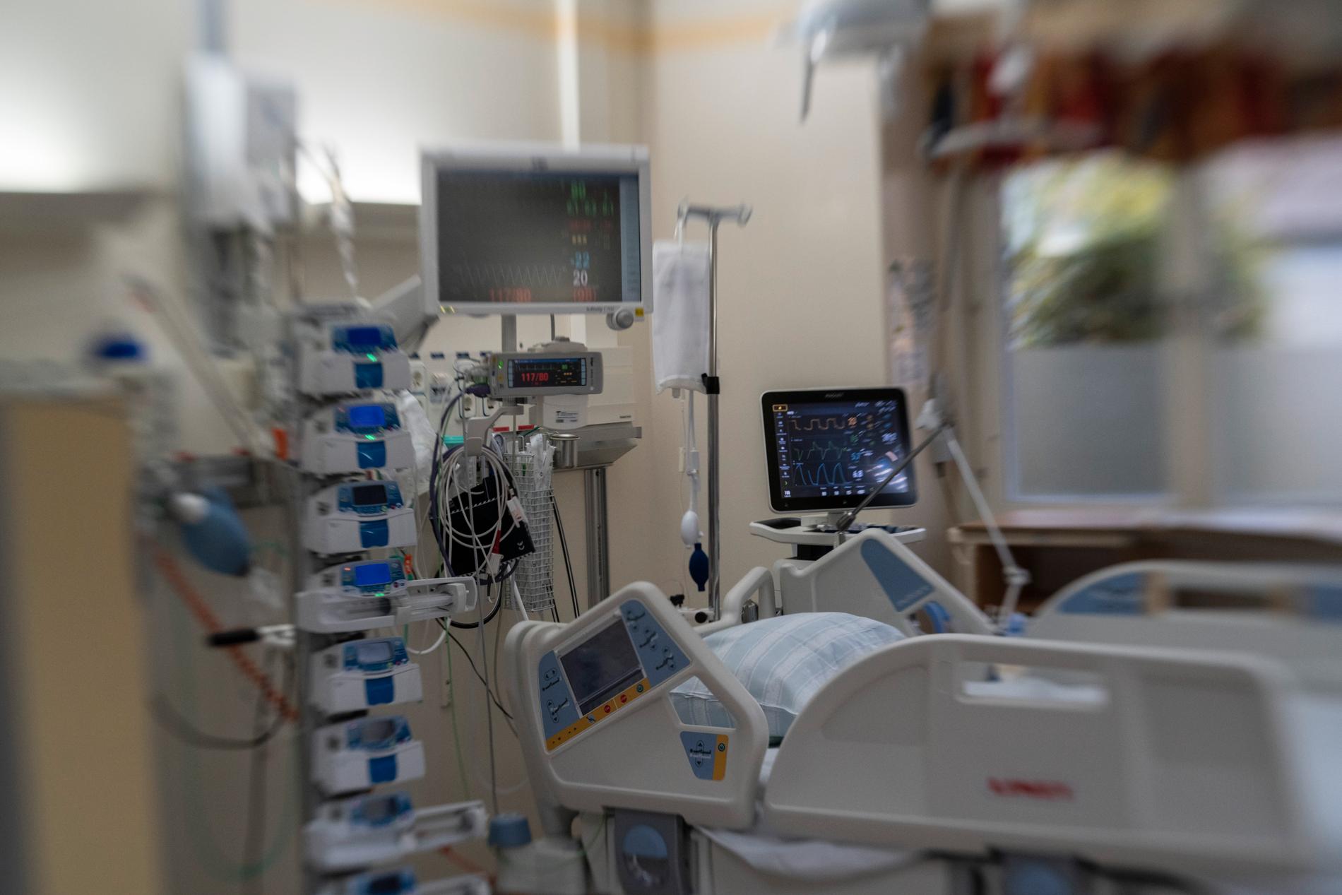 En intensivvårdsplats består av mycket avancerad medicinsk utrustning som övervakar patientens tillstånd. Arkivbild.