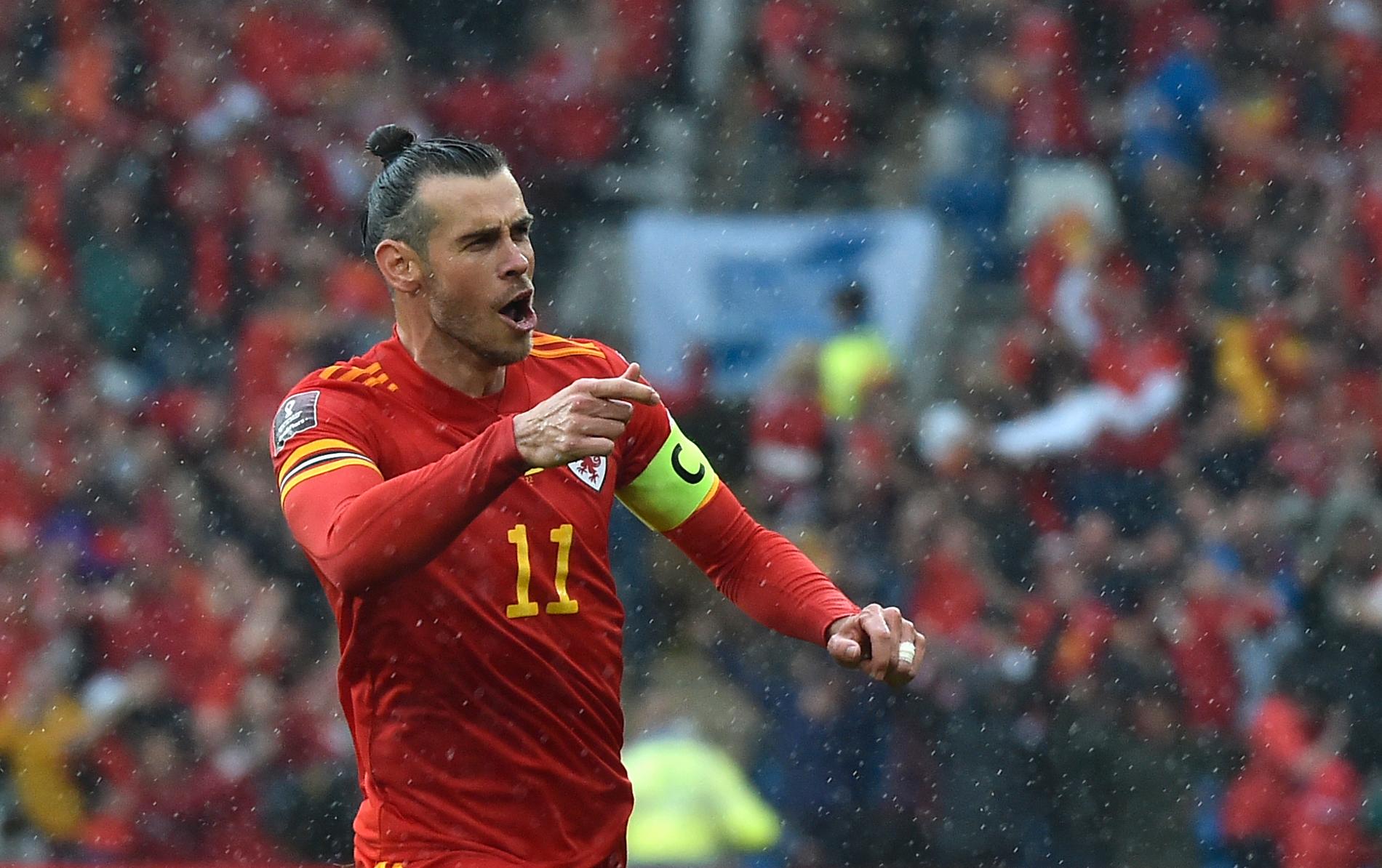 Wales Gareth Bale slog frisparken som Ukrainas lagkapten Andrij Jarmolenko nickskarvade in i eget mål, vilket gav Wales VM-platsen i Qatar senare i år.