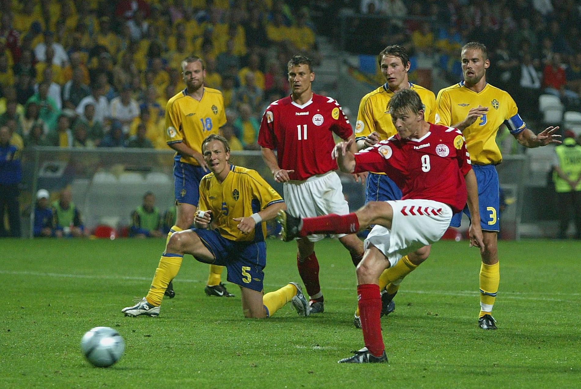 Jon Dahl Tomasson gör 2–1 för Danmark mot Sverige i EM 2004.