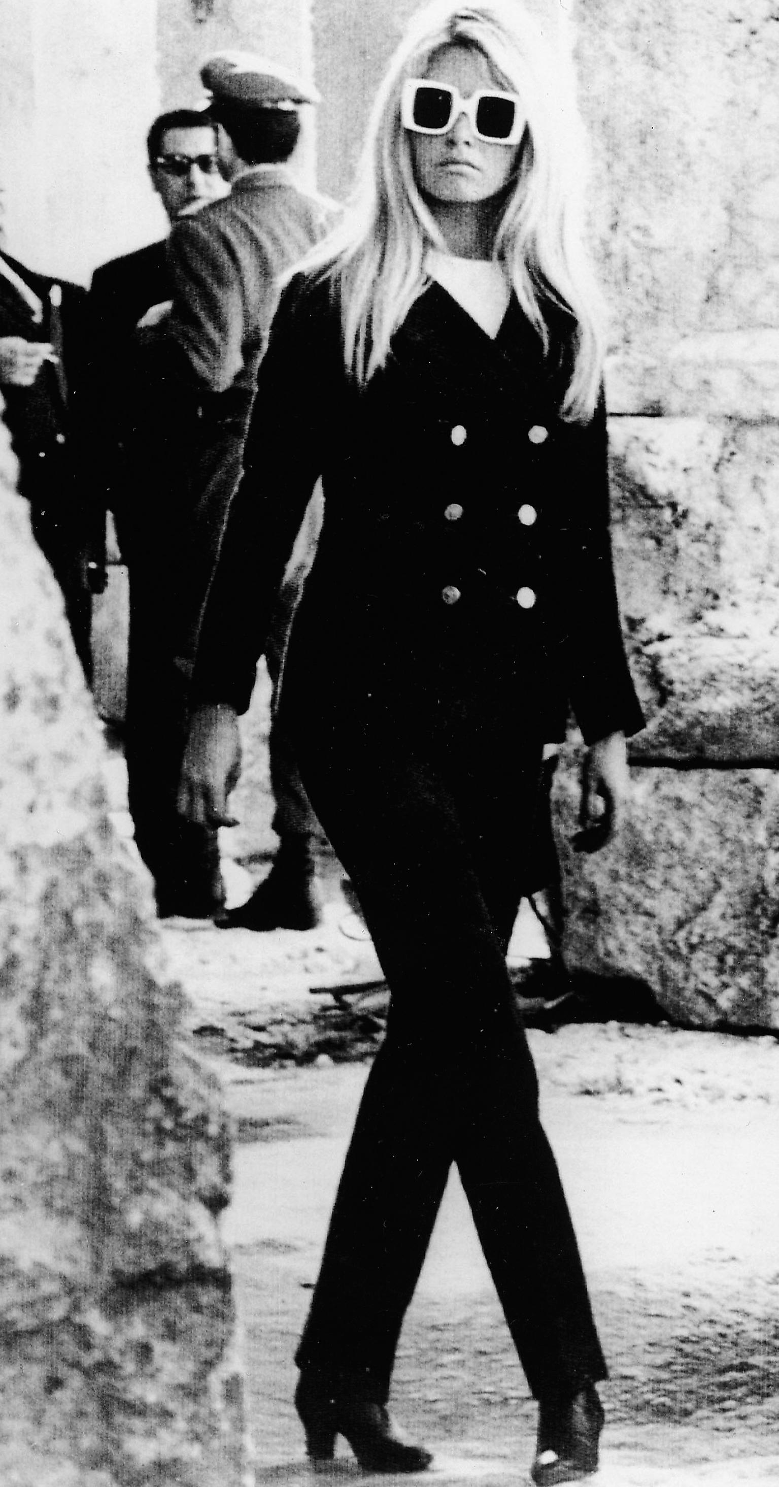 Brigitte Bardot i en svart byxdräkt 1967, designad av Yves Saint Laurent.
