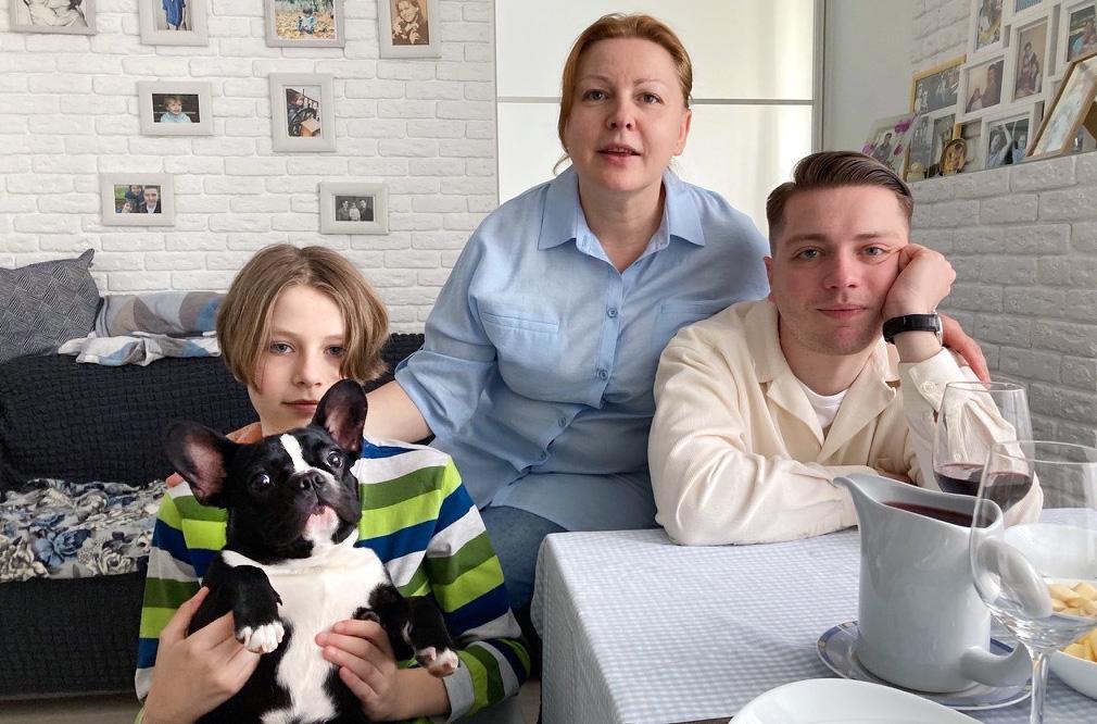Philipp med mamma Olga och lillebror Lev.