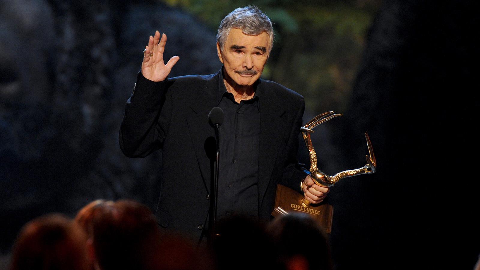 Burt Reynolds tar emot pris på Spike TV's Guys Choice Awards 2013.