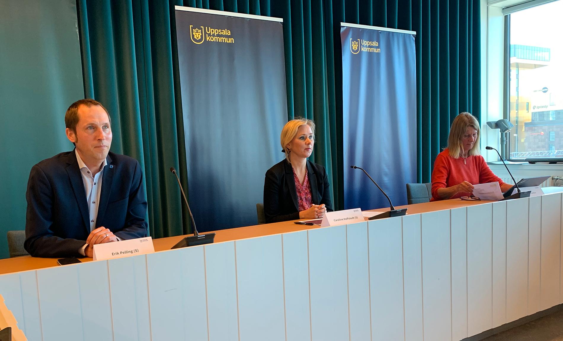 Erik Pelling (S), Caroline Hoffstedt (S) och Carina Juhlin i samband med presskonferensen.