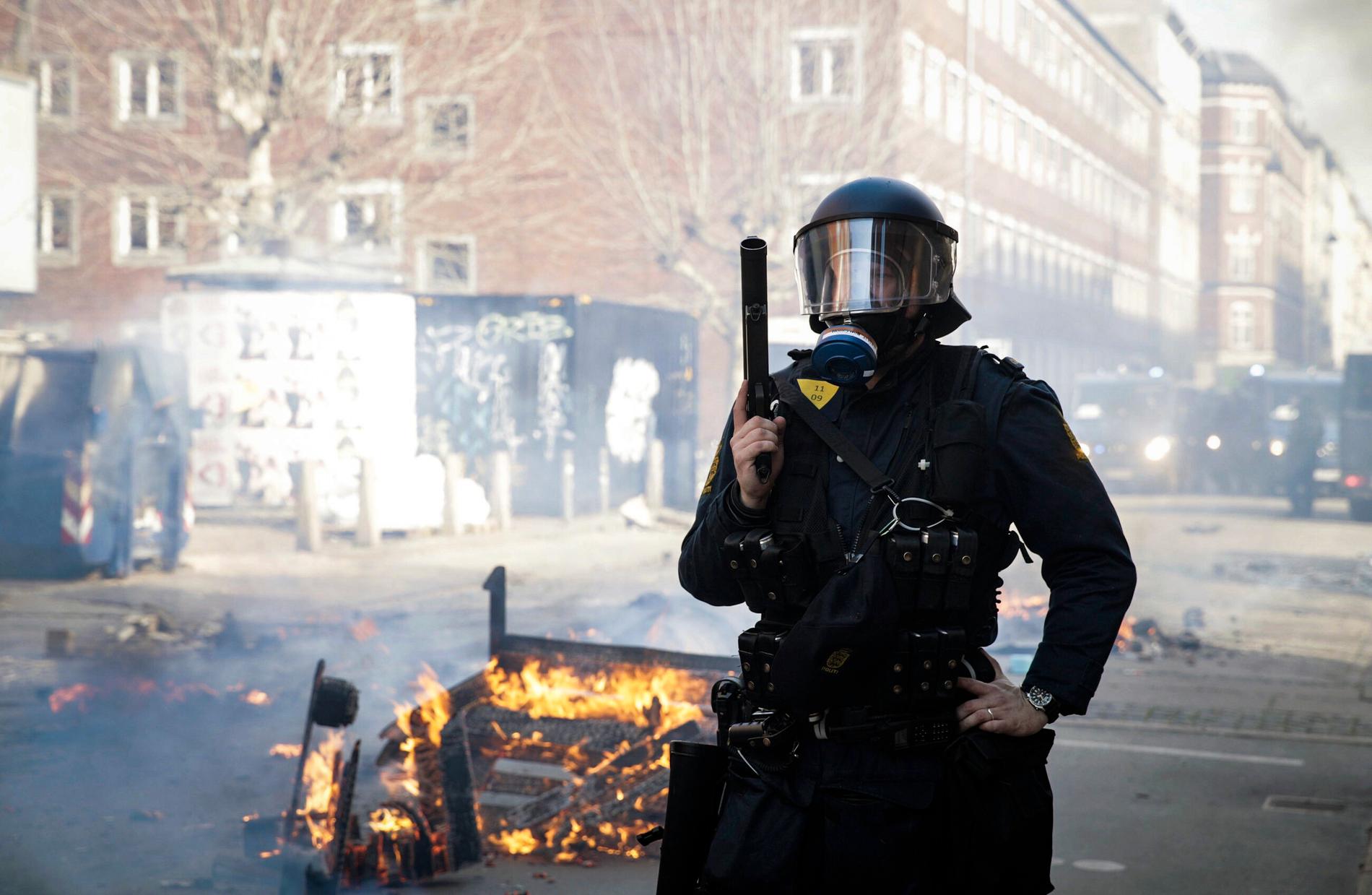 En dansk polis under kravallerna på Nørrebro i centrala Köpenhamn i söndags.