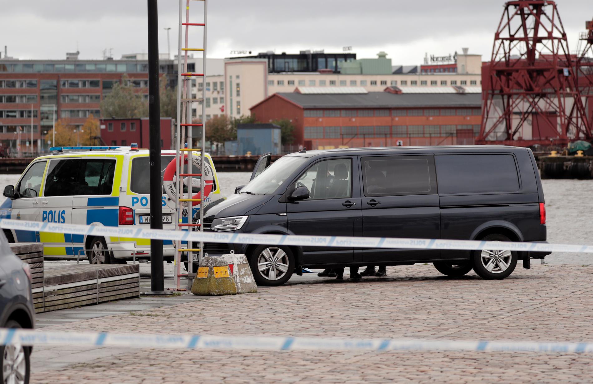 Mark Lorentzon, 55, har hittats död i vattnet vid Stenpiren, enligt uppgifter till Aftonbladet.