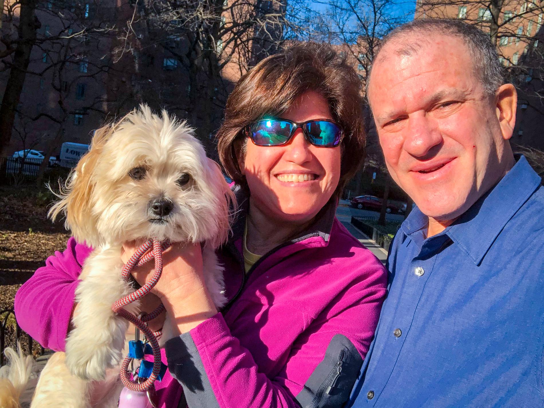Sportskribenten Allan Kreda, hans fru Claudia Kreda, som är IT-analytiker, och parets hund Sundae håller sig i virustider mest hemma i bostaden i New York.