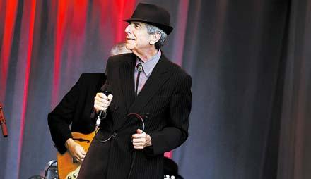 Gentlemannen Cohen Leonard Cohen dansar och lyfter på hatten för publiken.