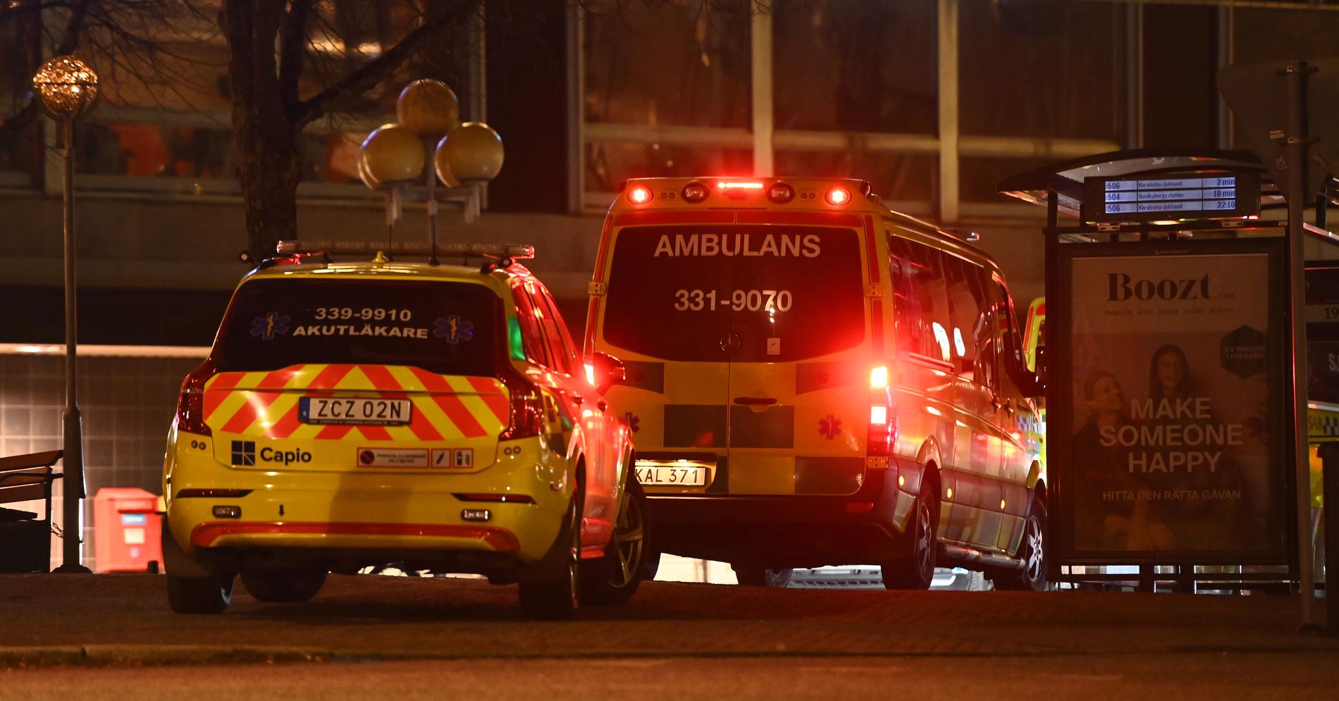 Akutläkare och ambulans på plats i Hallonbergen. 