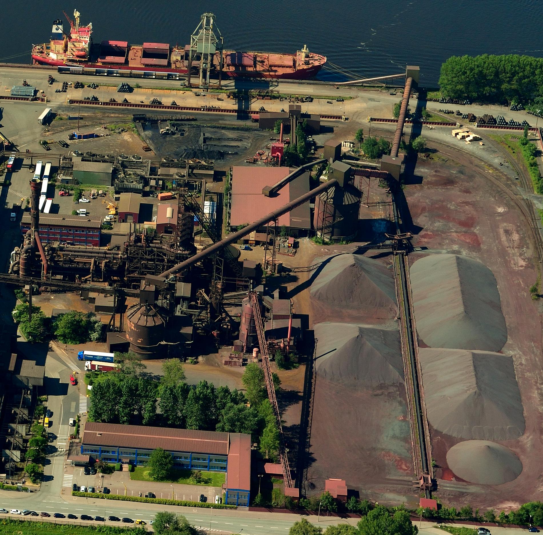 Stålfabriken Arcelor Mittal  ligger i utkanten av Hamburgs stora hamn.