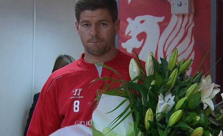 Liverpools lagkapten Steven Gerrard överräckte blommor till Queens Park Rangers.