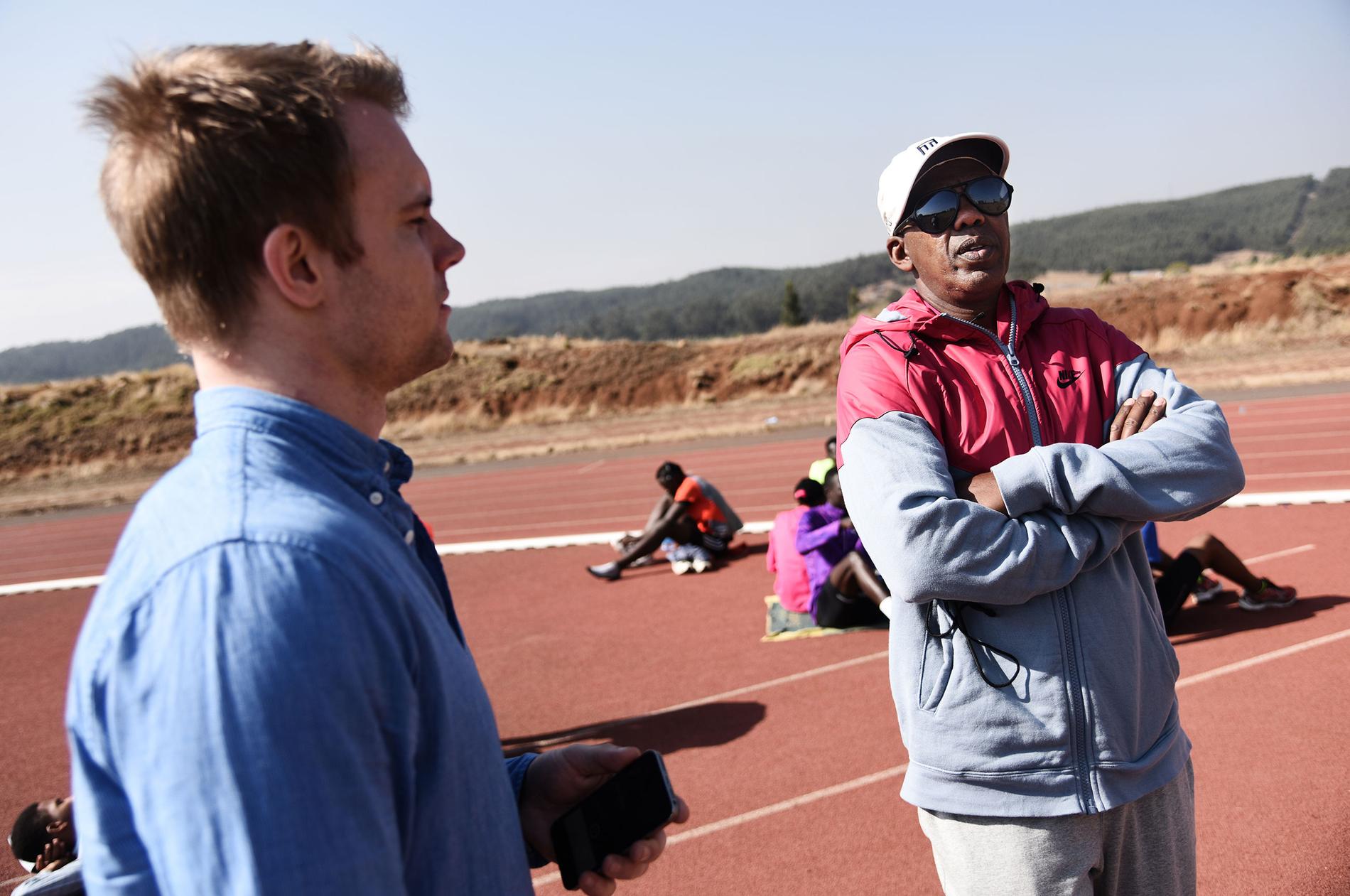 Jama Aden, tränare för bland andra Genzebe Dibaba. Här tillsammans med Sportbladets reporter, Erik Karlsson.