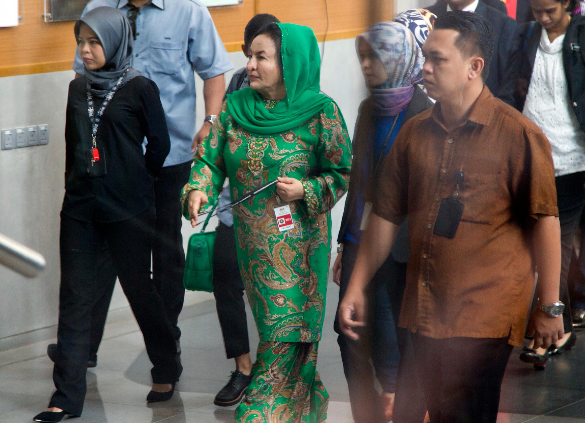 Rosmah Mansor anländer till onsdagens förhör i Putrajaya, administrativ huvudstad i Malaysia. Hon förhördes senast i juni av anitkorruptionskommissionen inom ramen för 1MDB-skandalen.