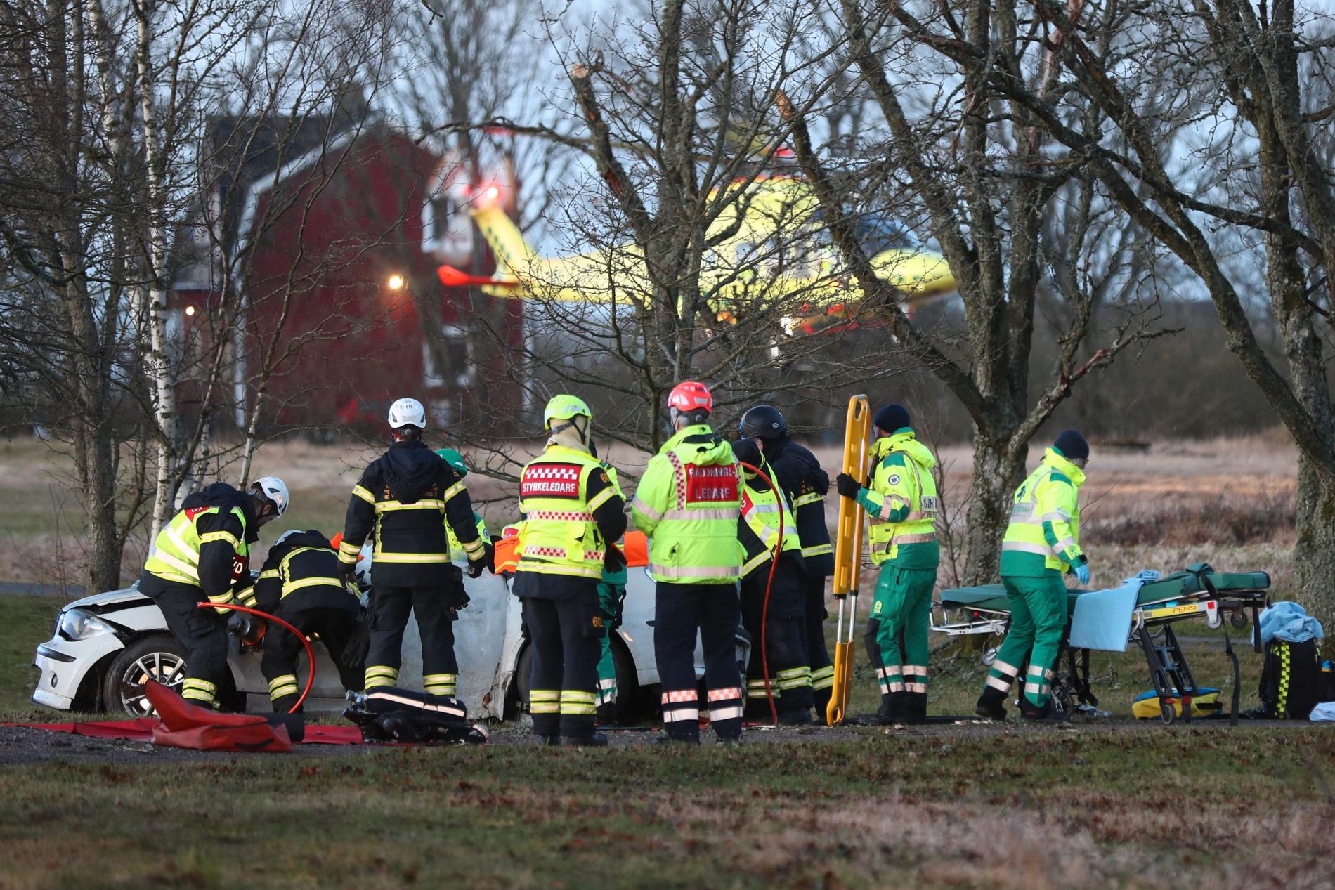På länsväg 2602 utanför Lidköping fick en kvinna föras till sjukhus med ambulanshelikopter efter att ha kört av vägen.