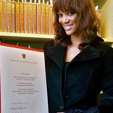 Tyra Banks med sitt diplom från skolan.