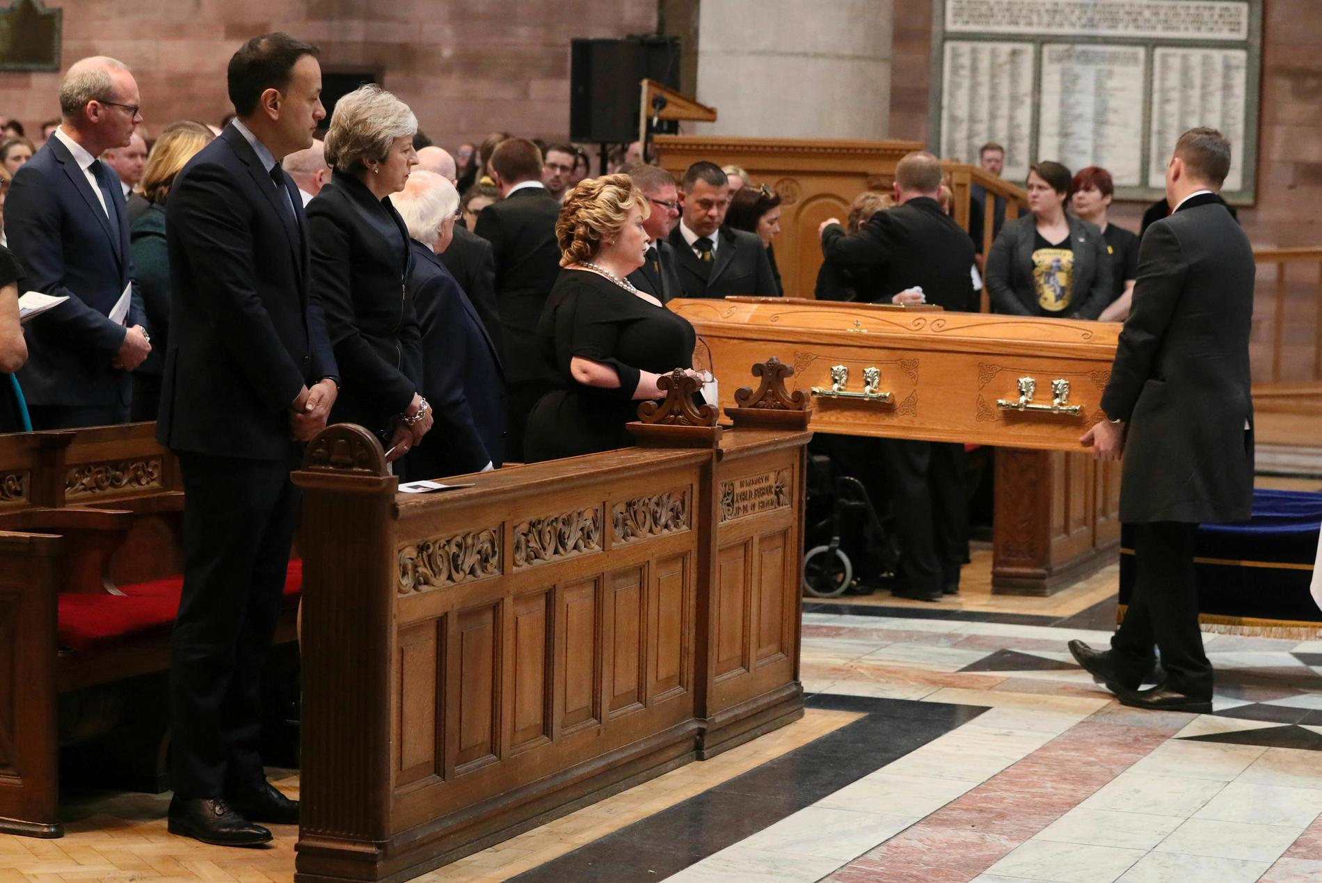Irlands dåvarande premiärminister Leo Varadkar och Storbritannens dåvarande premiärminister Theresa May vid begravningen av den mördade journalisten Lyra McKee i Belfast 2019. Arkivbild.