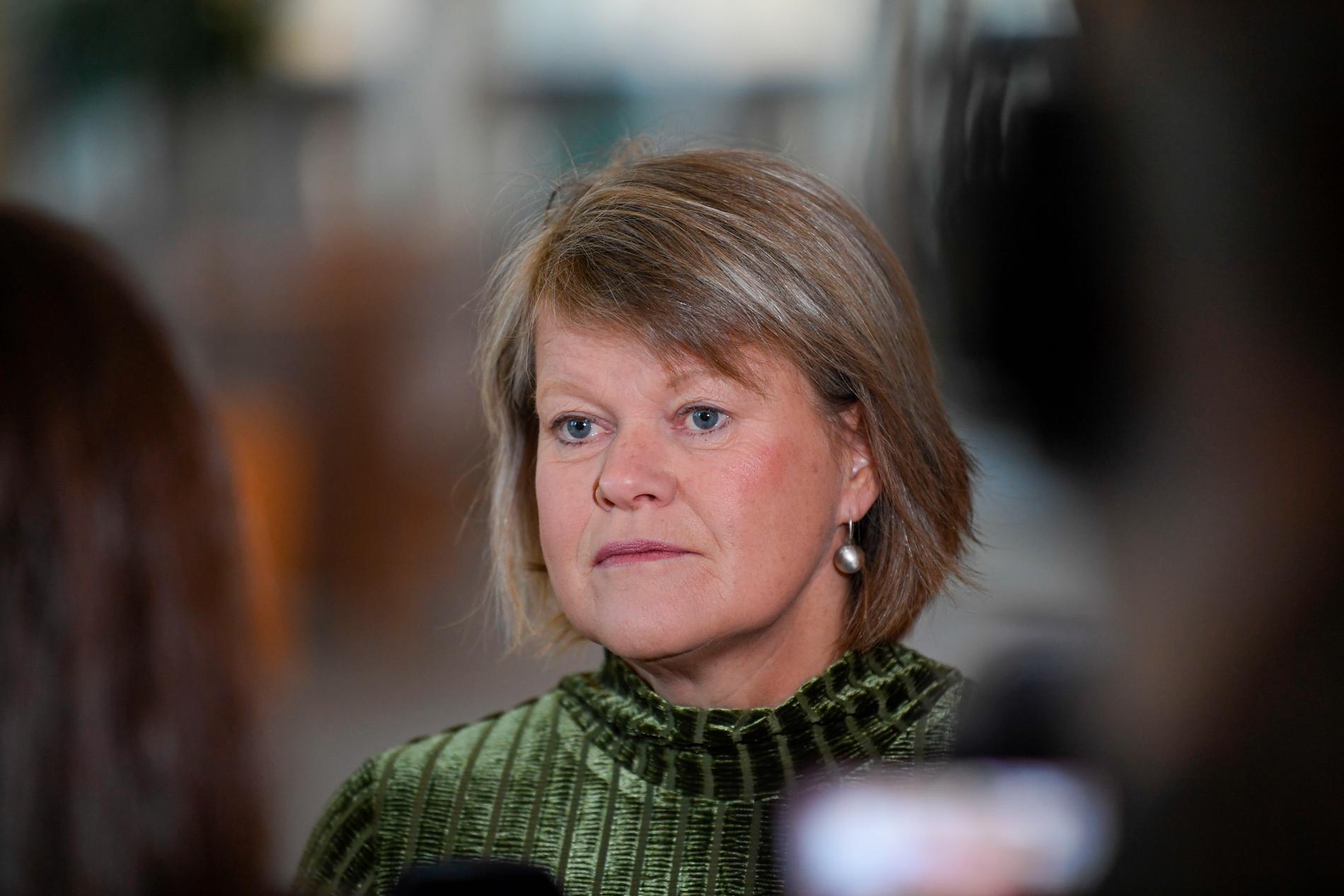 Vänsterpartiets ekonomipolitiska talesperson Ulla Andersson möter pressen i Riksdagen efter att ha meddelat att hon inte kandiderar som ordförande för Vänsterpartiet.