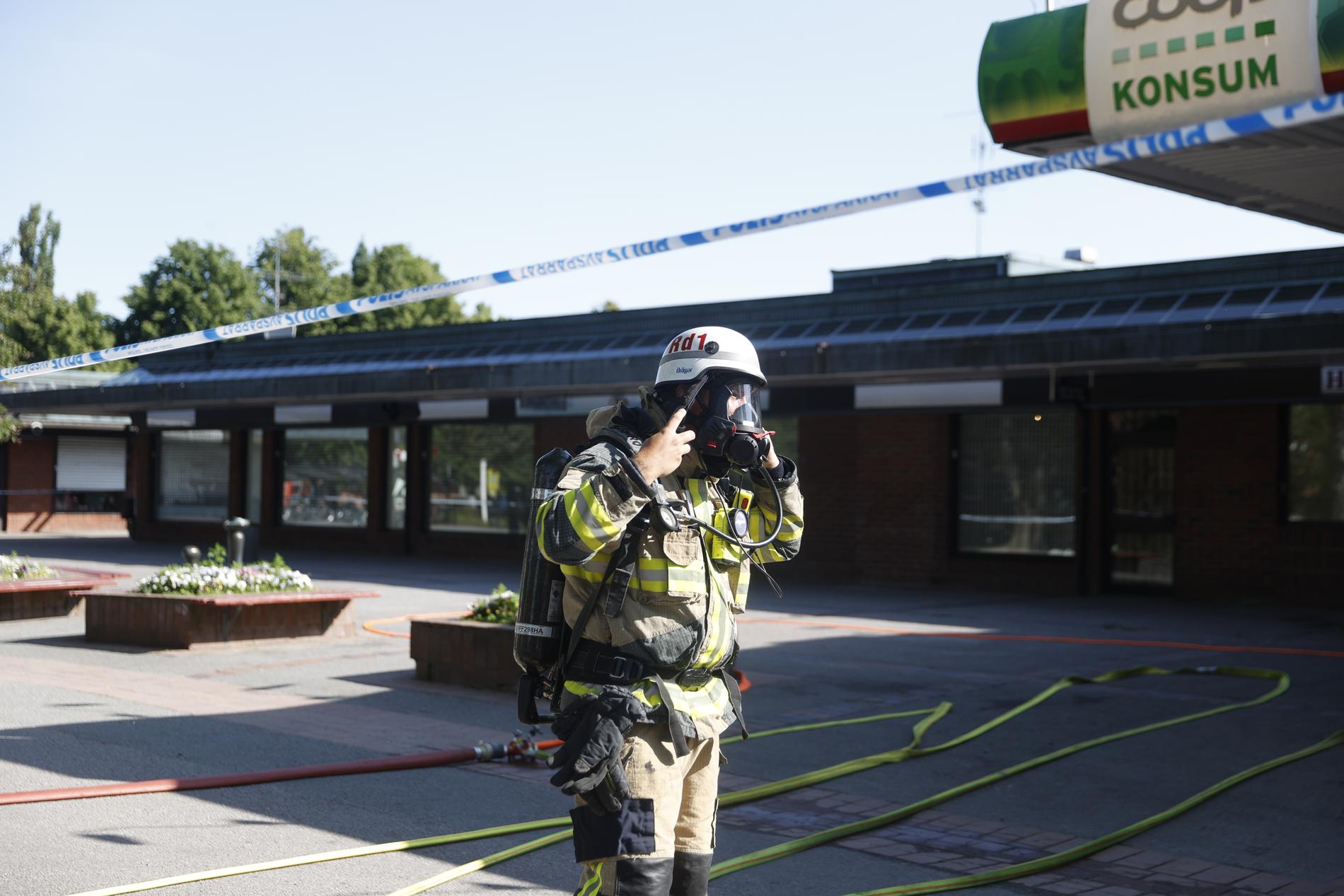 Elva enheter är på plats från tre stationer uppger Södertörns brandförsvarsförbund.