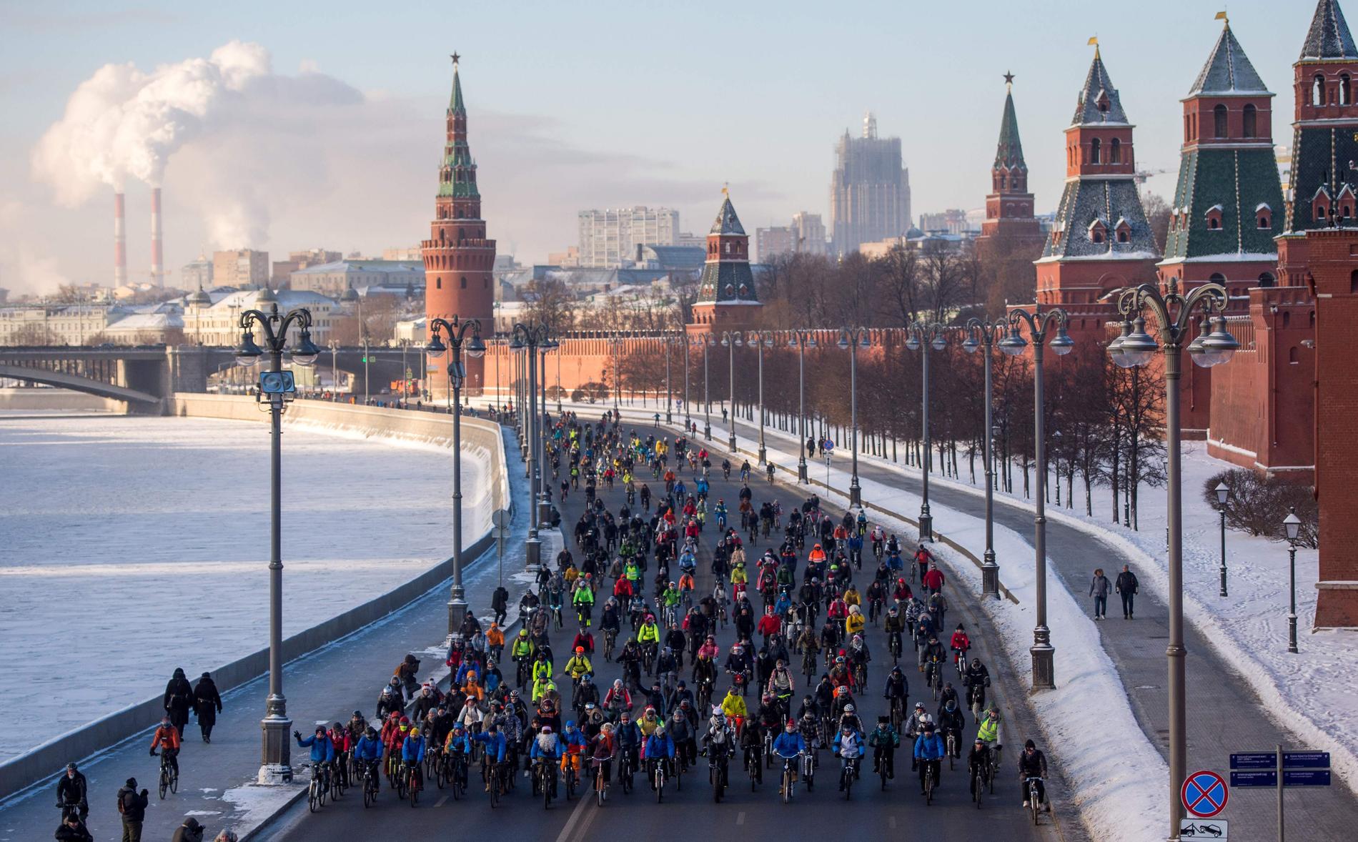 Cykelparad i ett kallt vinter-Moskva.