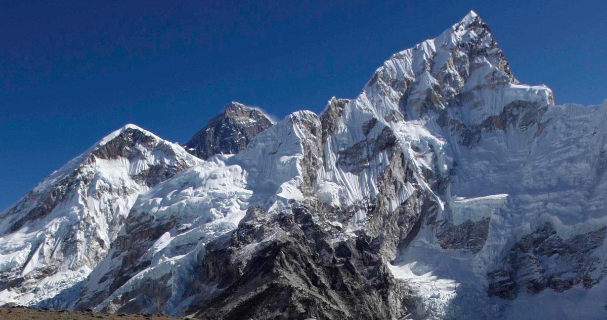 Mount Everest är världens högsta berg och ligger på gränsen mellan Nepal och Tibet, Kina, i bergskedjan Himalaya och är 8 848 meter högt.
