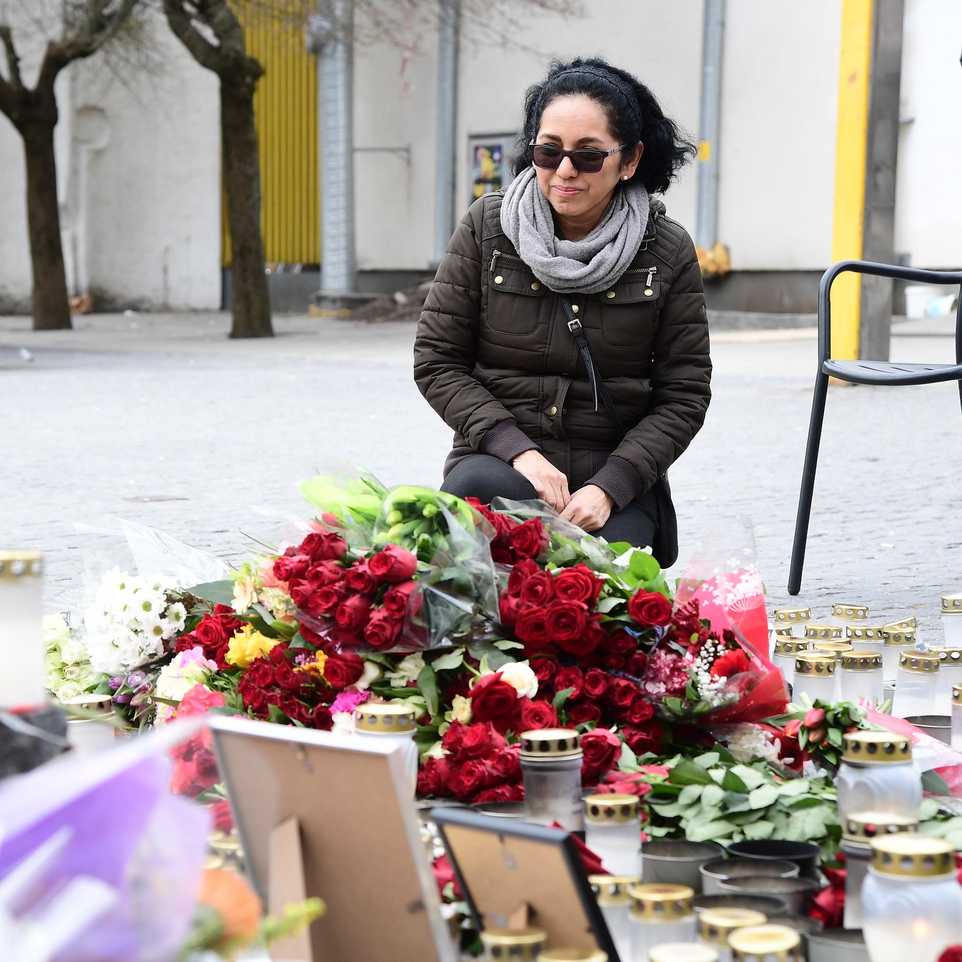 Många stannar till vid minnesplatsen för att hedra de döda. En av dem är 51-åriga Isabel Tapia, som bor i närheten.