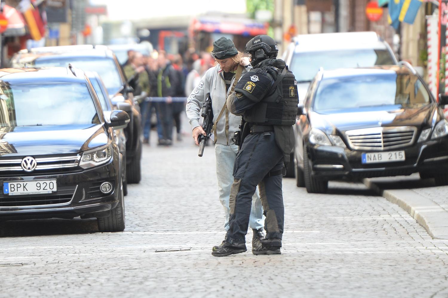 Tungt beväpnad polis i centrala Stockholm.