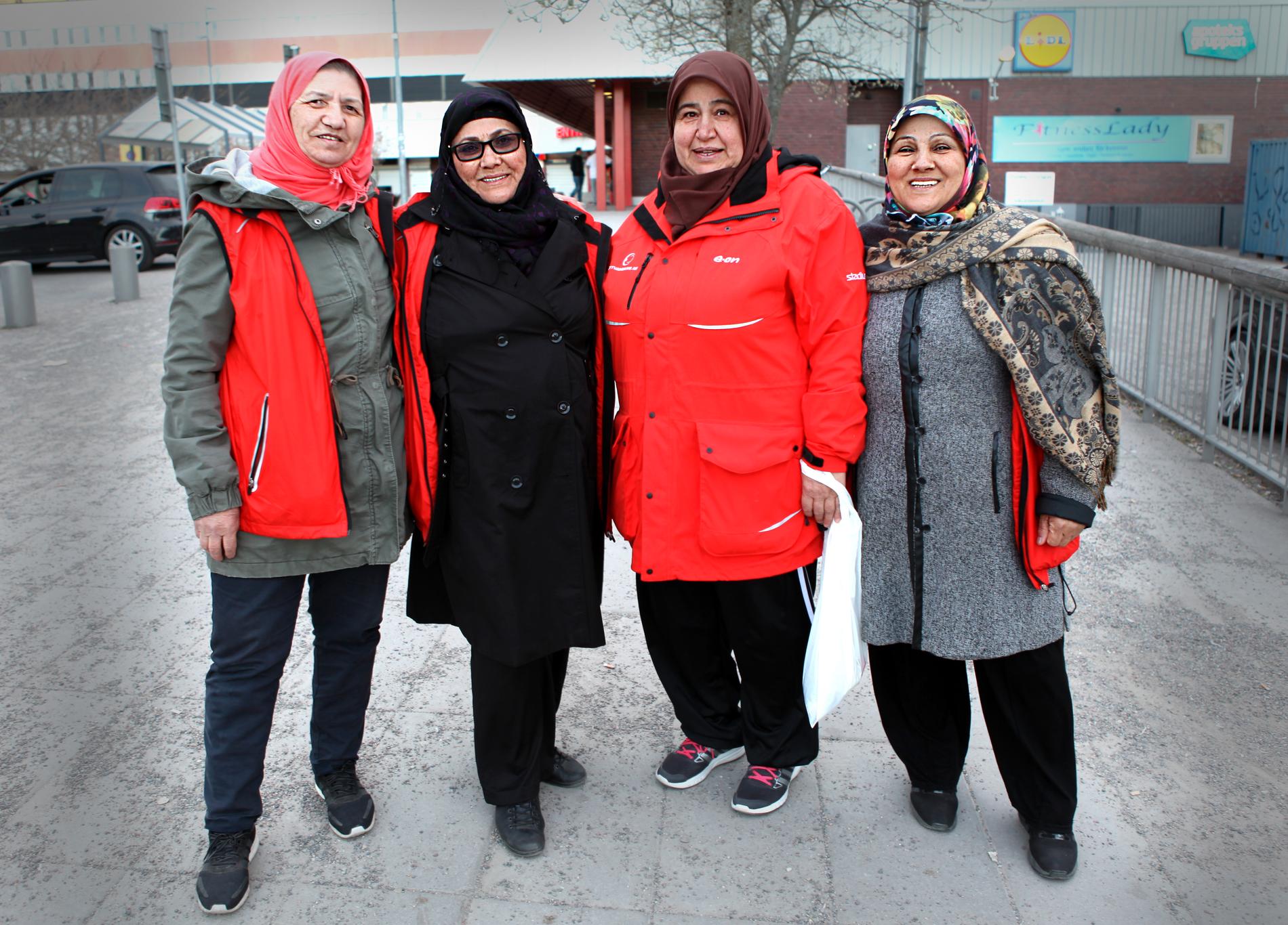 Varje fredag och lördag vandrar kvinnorna i Fittja för att prata med ungdomar och skapa trygghet. 