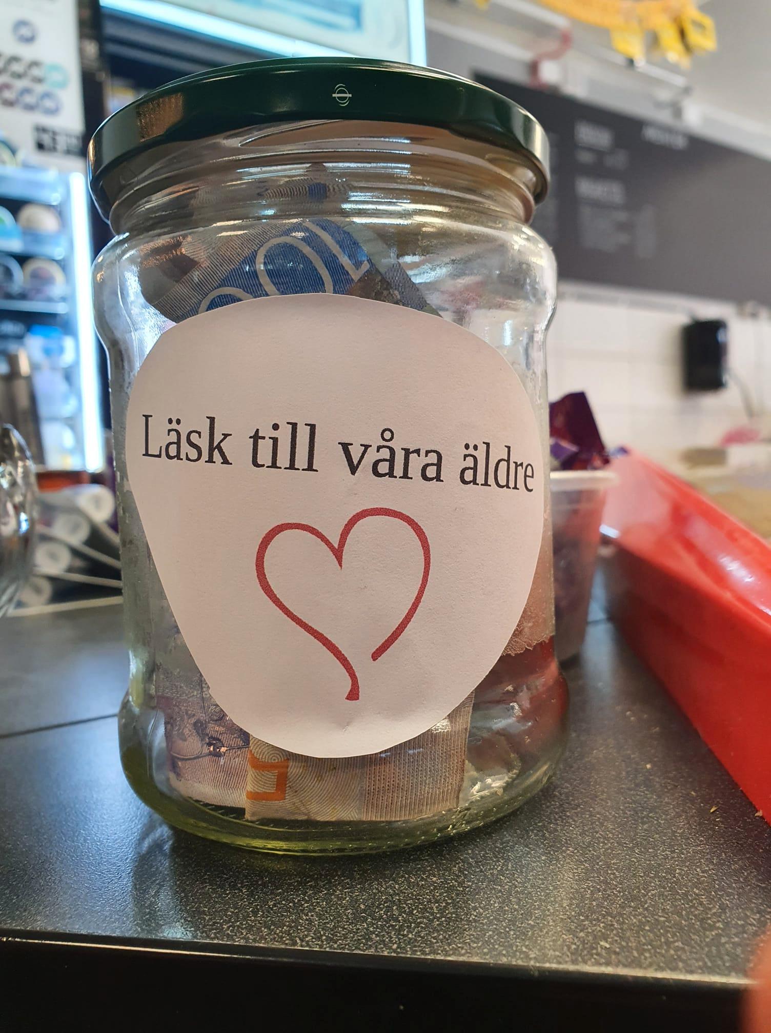 Kim Lindström ger inte upp hoppet om att de äldre ska få dricka läsk igen och har startat en ny insamling i sin butik.
