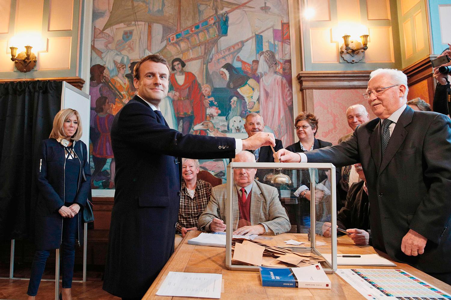 Presidentkandidaten Macron röstar.
