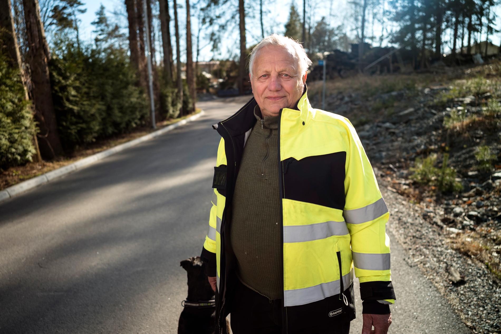 Pensionären Bill Persson vann mot kommunen som krävde att han skulle betala gatukostnader för sin tomt i Partille. Eftersom tomten var stor krävdes han på fyra gånger beloppet