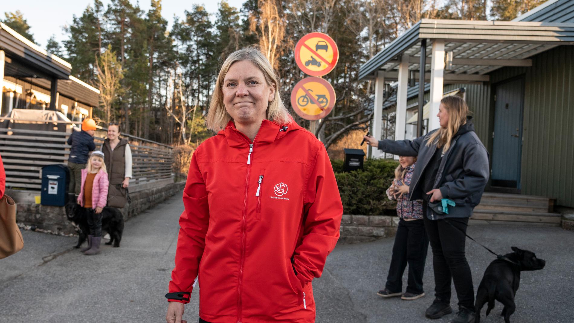 Statsminister Magdalena Andersson deltog på tisdagskvällen, tillsamman med lokala partikamrater, i en dörrknackningskampanj i Orminge, Nacka.